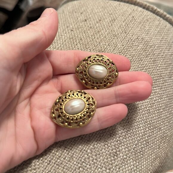 Vintage Gold Avon? faux Pearl earrings - Picture 2 of 3